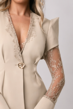 Costum elegant bej cu dantelă și umeri bufanți [4]