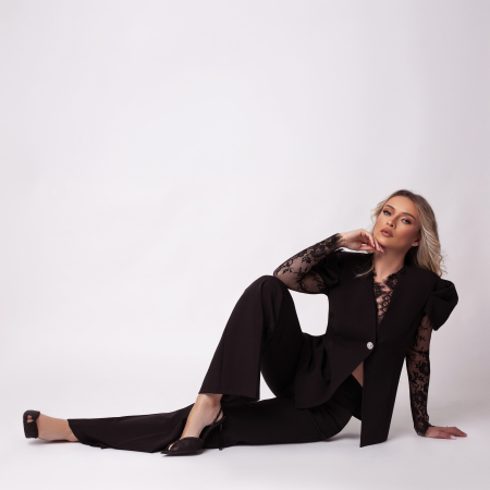 Costum elegant negru accesorizat cu dantelă pe mâneca [2]