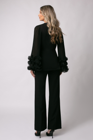 Costum elegant negru cu mâneci accesorizate cu volane [2]
