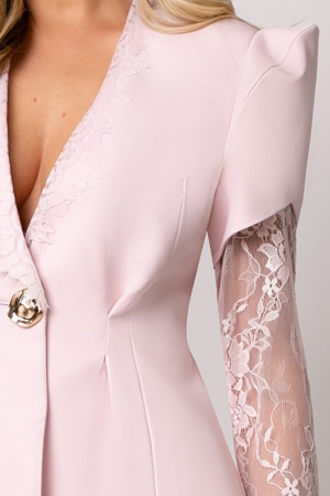 Costum elegant roz cu dantelă și umeri bufanți [6]