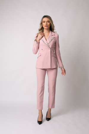 Costum elegant roz cu rever accesorizat [1]