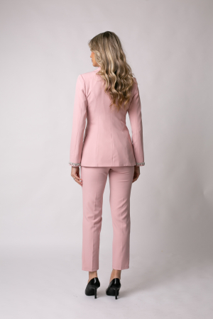 Costum elegant roz cu rever accesorizat [3]