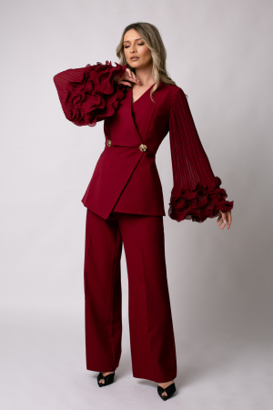 Costum elegant vișiniu cu mâneci accesorizate cu volane [1]