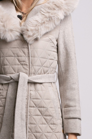 Geacă bej din fâș cu glugă accesorizată cu blană [4]