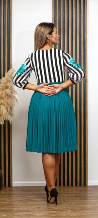 rochie midi plisată vișinie cu dungi de ocazie de nuntă [4]