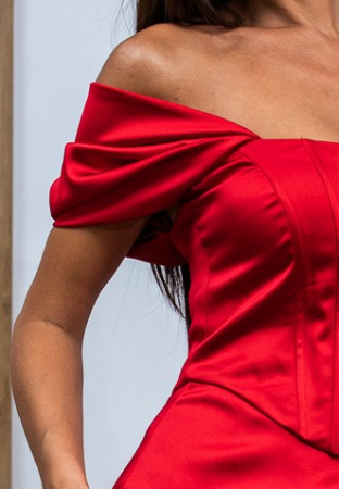 rochie roșie din satin cu umeri lăsați midi [3]
