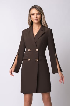 COLECȚIE NOUĂ - Rochie elegantă maro tip sacou accesorizată pe mânecă