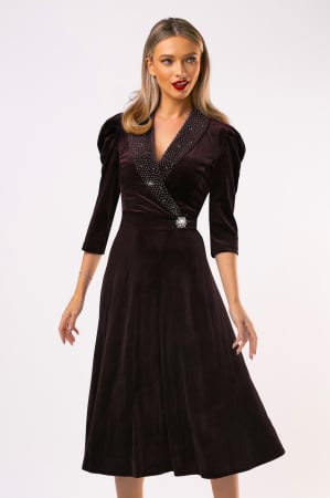 COLECȚIE NOUĂ - Rochie Lora maro din catifea cu accesorii pe bust și în talie