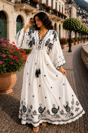 TOATE PRODUSELE - Rochie lungă albă cu broderie neagră și decolteu în V