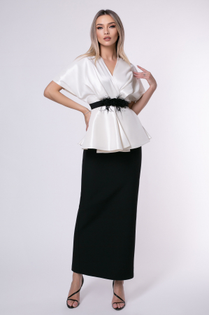 Rochie lungă elegantă accesorizată în talie cu pene [1]