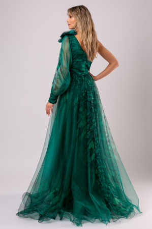 Rochie lungă verde din tulle accesorizată pe umăr [2]