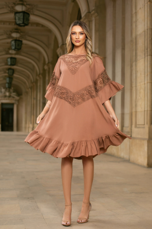 Rochie maro mărime mare accesorizată cu dantelă [1]