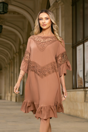 VEZI TOATE NOUTĂȚILE - Rochie maro mărime mare accesorizată cu dantelă