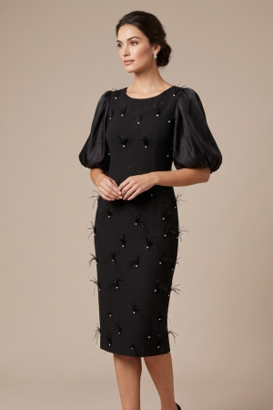 ROCHII DE BOTEZ - Rochie neagră elegantă accsorizată cu pene