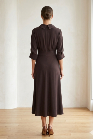 Rochie midi maro cu accesoriu pe bust [1]