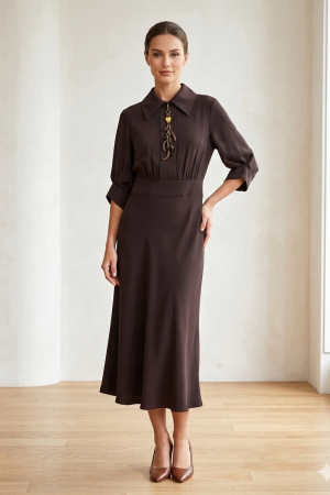 ROCHII DE BOTEZ - Rochie midi maro cu accesoriu pe bust