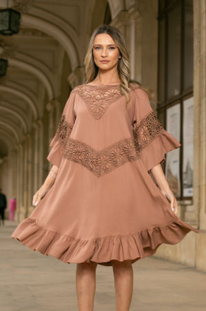 Rochie maro mărime mare accesorizată cu dantelă [4]