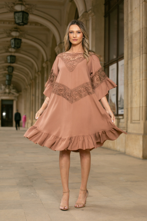 Rochie maro mărime mare accesorizată cu dantelă [1]