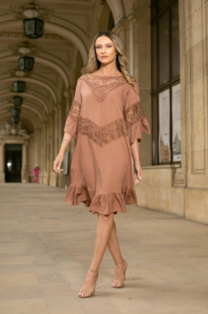 Rochie maro mărime mare accesorizată cu dantelă [3]