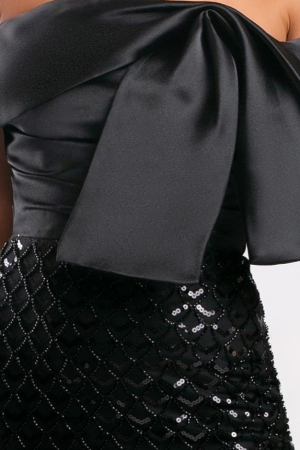 Rochie neagră de ocazie accesorizată cu paiete [5]