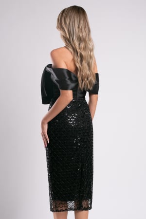 Rochie neagră de ocazie accesorizată cu paiete [2]