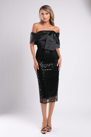 Rochie neagră de ocazie accesorizată cu paiete [1]