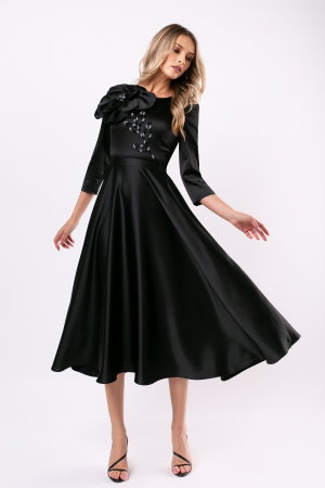 Rochie neagră elegantă accesorizată cu o floare 3D [1]