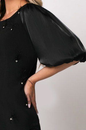 Rochie neagră elegantă accsorizată cu pene [3]