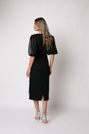 Rochie neagră elegantă accsorizată cu pene [2]