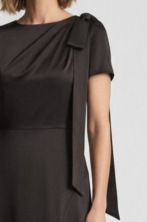 Rochie VIADA elegantă neagră accesorizată pe umăr [1]