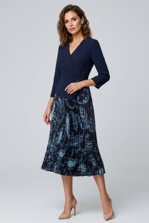 ROCHII - Rochie damă VIADA bleumarin, office-elegantă, cu fustă plisată și imprimeu