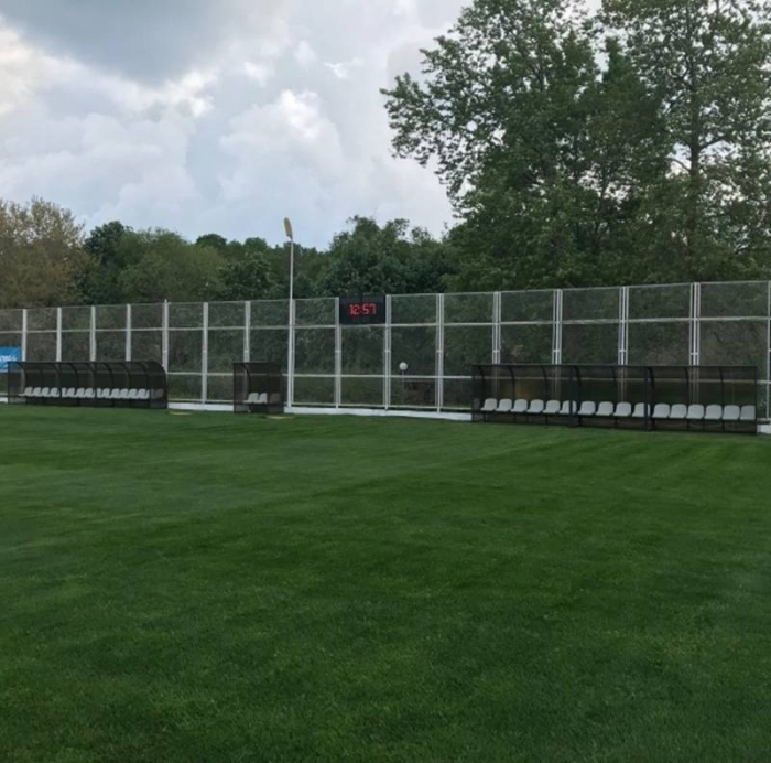 Banca rezerve acoperita 6 locuri, structura metalica, policarbonat, scaune PVC sau lemn masiv [9]