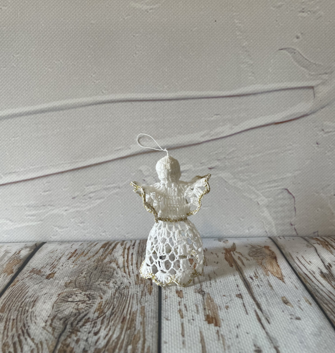 Înger croșetat cu auriu [2]