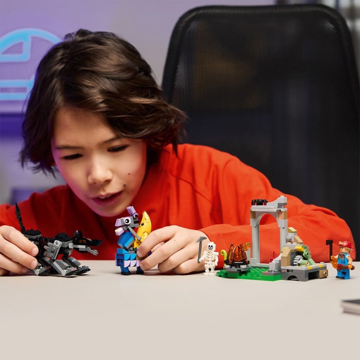 LEGO FORTNITE TABARA LUI PEELY SI SPARKPLUG 77075 [4]