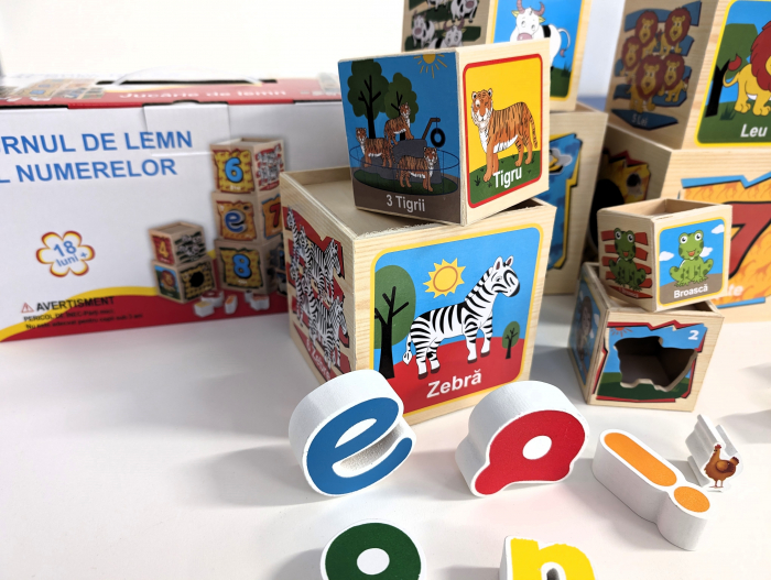 Turn Montessori cu 8 cuburi din lemn - limba romana [2]
