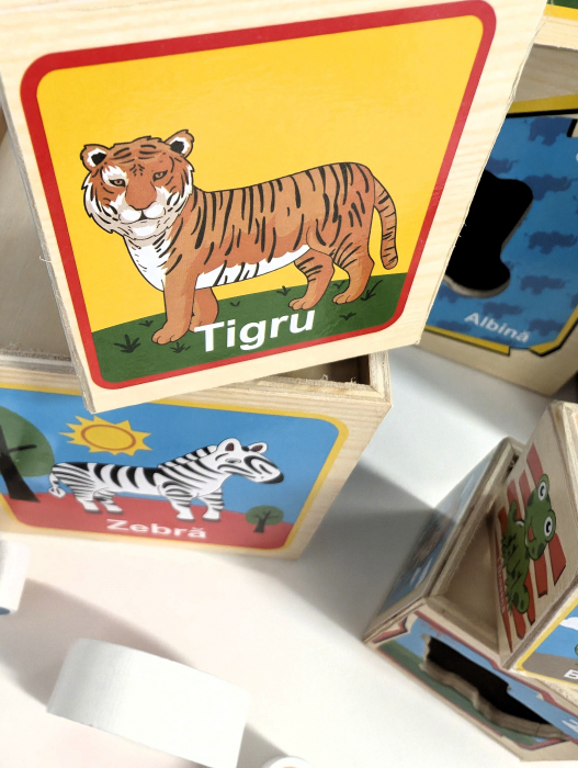Turn Montessori cu 8 cuburi din lemn - limba romana [4]