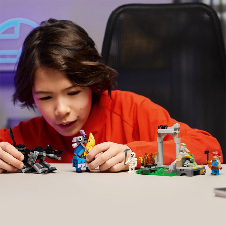 LEGO FORTNITE TABARA LUI PEELY SI SPARKPLUG 77075 [3]