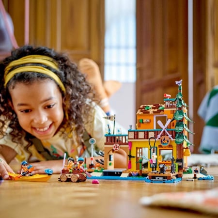 LEGO FRIENDS SPORTURI NAUTICE IN TABARA DE AVENTURI 42626 [2]