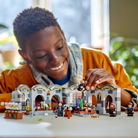 LEGO HARRY POTTER TM CASTELUL HOGWARTS: LECTIA DE POTIUNI 76431 [2]