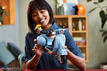 LEGO ICONICS VEHICULE ICONICE VESPA 125 10298 [2]