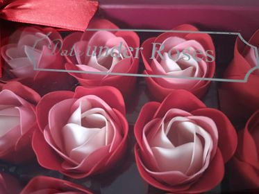Set de 12 flori de săpun, ambalate în cutie roșie, cu fundiță [3]
