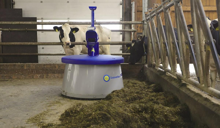 Robot de împins furaje NIMBO X in grajd [3]
