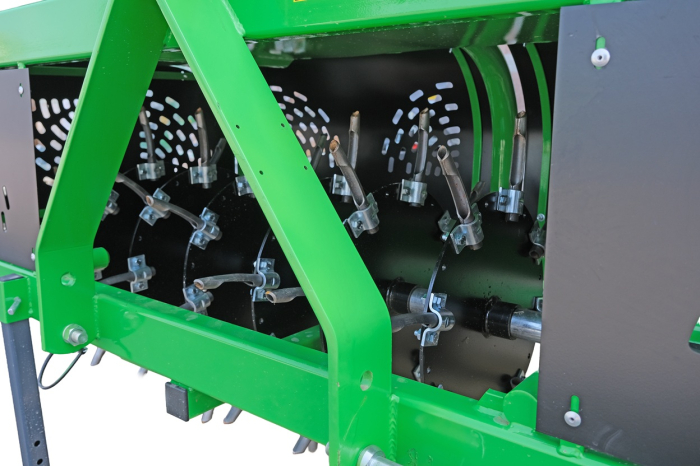 SPIKE-X – Aerator tractat pentru întreținerea gazonului [10]