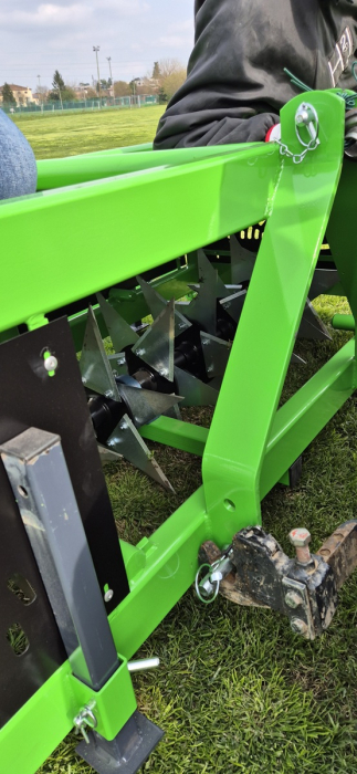 SPIKE-X – Aerator tractat pentru întreținerea gazonului [9]