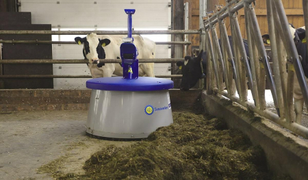 Robot de împins furaje NIMBO X in grajd [2]