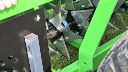 SPIKE-X – Aerator tractat pentru întreținerea gazonului [7]