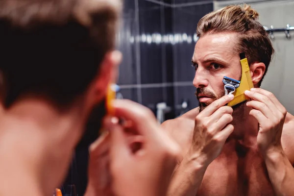 Piepten barba Model cu Sablon pentru conturarea si modelarea barbii [7]