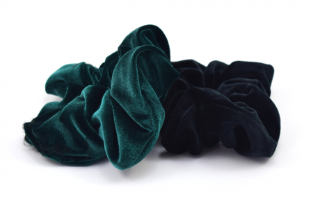 Coafor si Frizerie - Set 2 elastice mari scrunchies pentru par din catifea verde smarald si negru ES3