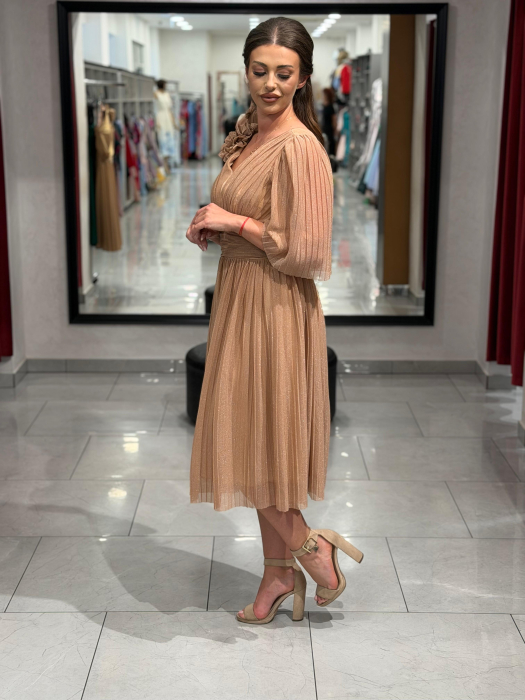 Rochie bej sidefat cu decor de floare [2]