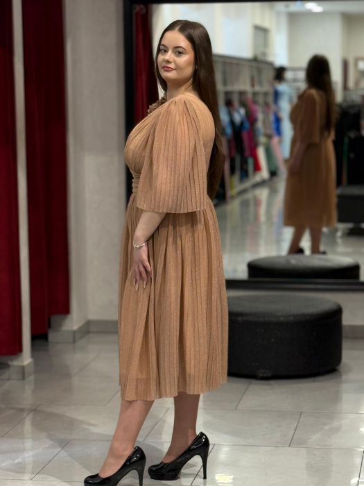 Rochie bej sidefat cu decor de floare [3]